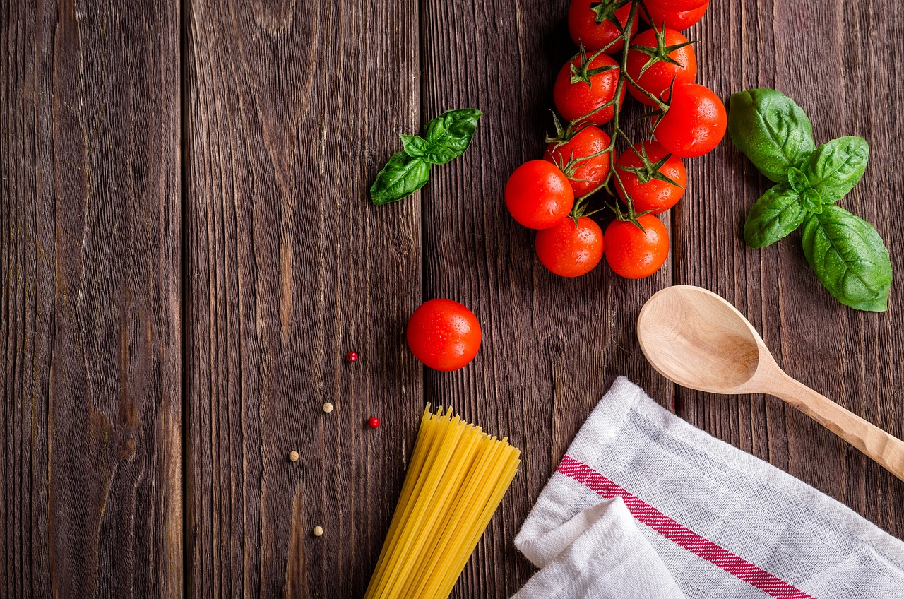 spaghetti tomatoes basil 1932466